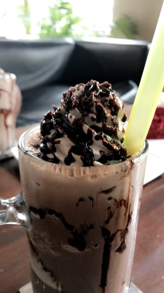 varnasuthan1104's tweet photo. #srilanka #cafeshaze #foodie #lover #visitsrilanka #colombo #life #chocolate #strawberry #milkshake #frappes #foodporn #foodslanka #colombofood #lankan #travel #iphone7clicks https://t.co/4EoMJqa6OY