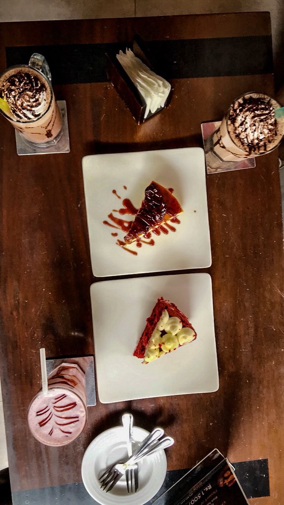 varnasuthan1104's tweet photo. #srilanka #cafeshaze #foodie #lover #visitsrilanka #colombo #life #chocolate #strawberry #milkshake #frappes #foodporn #foodslanka #colombofood #lankan #travel #iphone7clicks https://t.co/4EoMJqa6OY