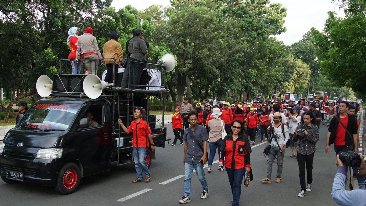 amnestyindo's tweet photo. [Breaking] Masa aksi Peringatan 20 Tahun Reformasi melaksanakan long march dari Patung Kuda menuju ke Taman Aspirasi. #ReformatReformasi https://t.co/uV9IQqPipp
