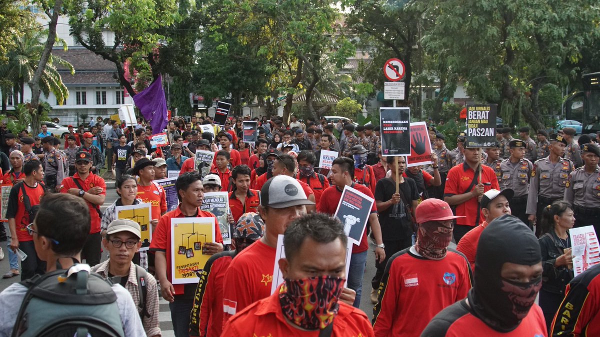 amnestyindo's tweet photo. [Breaking] Peserta aksi memasuki kawasan Taman Aspirasi. Yuk bergabung! #ReformatReformasi https://t.co/Z9qoMEwUnZ