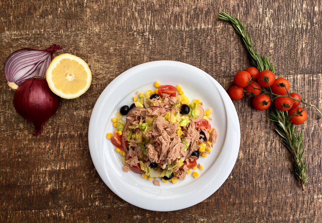 Special app - tuna salad with baby gem lettuce, black olives, cherry tomatoes, red onion &amp; sweet corn. Served with a lemon dressing
#marbella
#marbs 
#puertobanus
#marbellalifestyle 
#foodies
#takeawayfood 
#takeaways
#takeawaymarbella
#fooddelivery