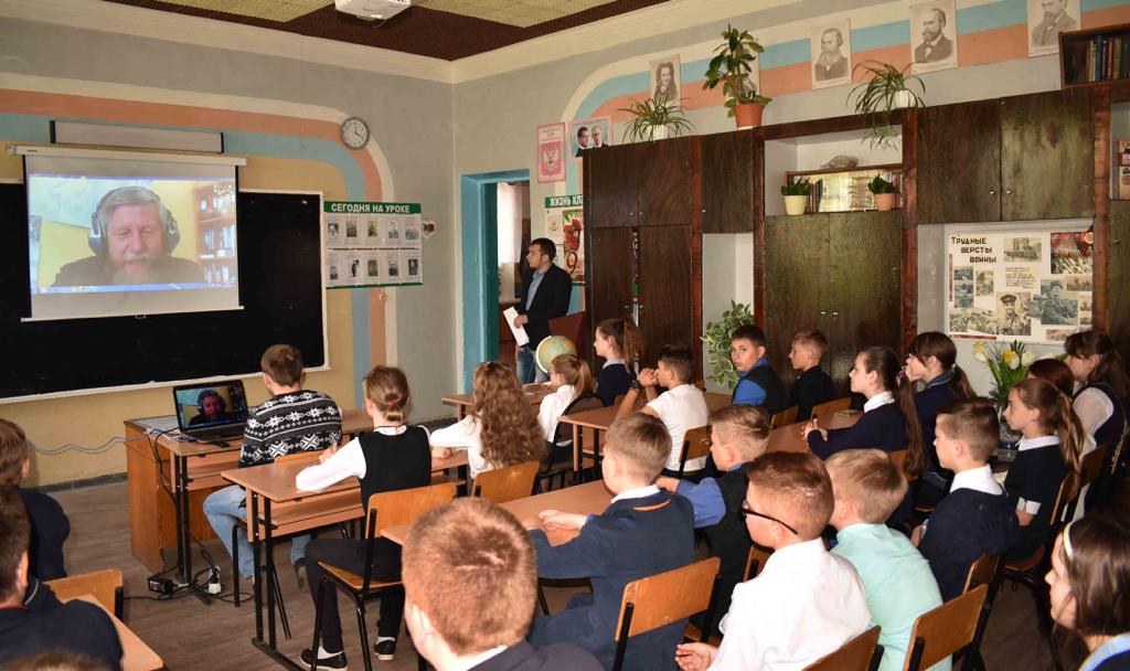 Тульский обком #КПРФ организовал для кимовских школьников #телемост со знаменитым полярником Виктором Боярским.
#Тула #Кимовск #ДеньПолярника #Арктика
Накануне Дня полярника ученики школы № 1 города Кимовска узнали об освоении Арктики и Антарктики, что называется, из первых уст.