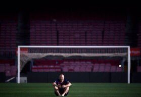 foot11com's tweet photo. #Iniesta n’a pas voulu quitter le #CampNou hier soir. Il y est resté pieds nus jusque 1h du matin. ❤️⚽️ https://t.co/XW4Q3JaHp1