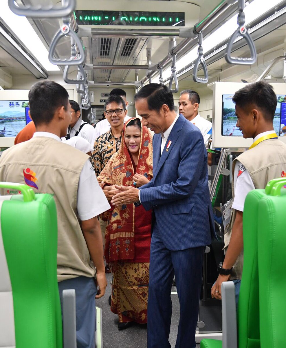 jokowi's tweet photo. Nyobain kereta Api Minangkabau Ekspres yg menjadi kereta bandara ketiga di Indonesia, setelah KA Bandara Kualanamu dan KA Bandara Soekarno-Hatta. Semoga memberikan solusi transportasi ke bandara yg mudah, murah, nyaman untuk masyarakat Padang dan sekitarnya -Jkw https://t.co/eybBOQ9bLw