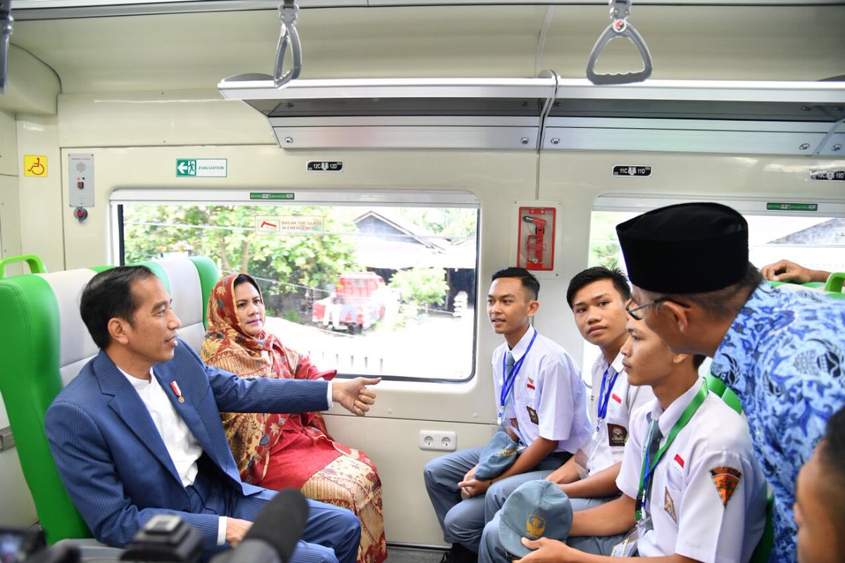 jokowi's tweet photo. Nyobain kereta Api Minangkabau Ekspres yg menjadi kereta bandara ketiga di Indonesia, setelah KA Bandara Kualanamu dan KA Bandara Soekarno-Hatta. Semoga memberikan solusi transportasi ke bandara yg mudah, murah, nyaman untuk masyarakat Padang dan sekitarnya -Jkw https://t.co/eybBOQ9bLw