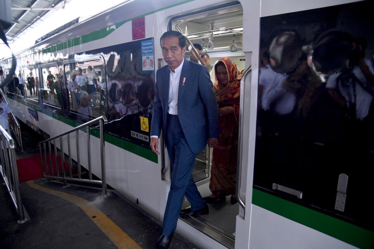 Nyobain kereta Api Minangkabau Ekspres yg menjadi kereta bandara ketiga di Indonesia, setelah KA Bandara Kualanamu dan KA Bandara Soekarno-Hatta. Semoga memberikan solusi transportasi ke bandara yg mudah, murah, nyaman untuk masyarakat Padang dan sekitarnya -Jkw