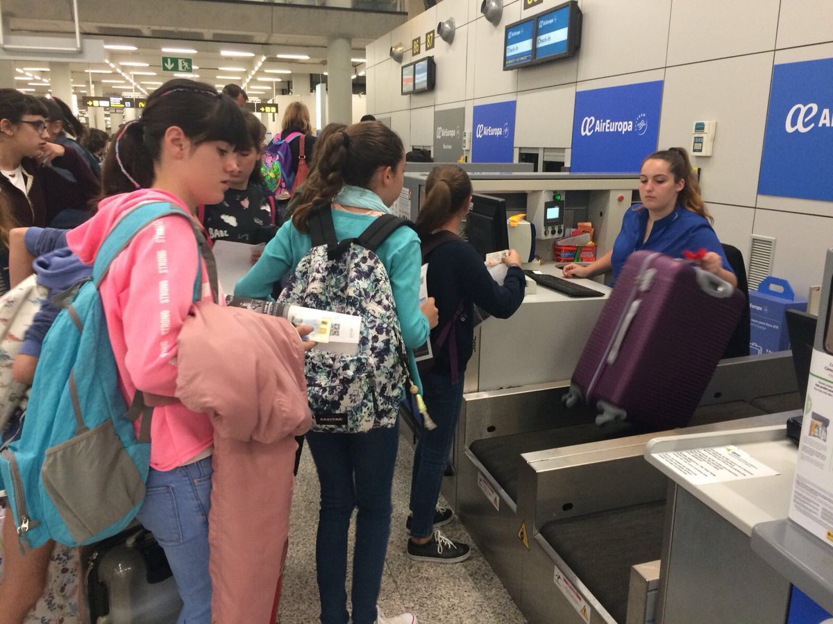 LaSalleInca's tweet photo. Ja hem arribat a Barcelona!! El vol molt agradable i no hem perdut cap dni😂🤩besitooos!!😘#viatgeestudis6è @martafar77 https://t.co/zDrQOsKN4S