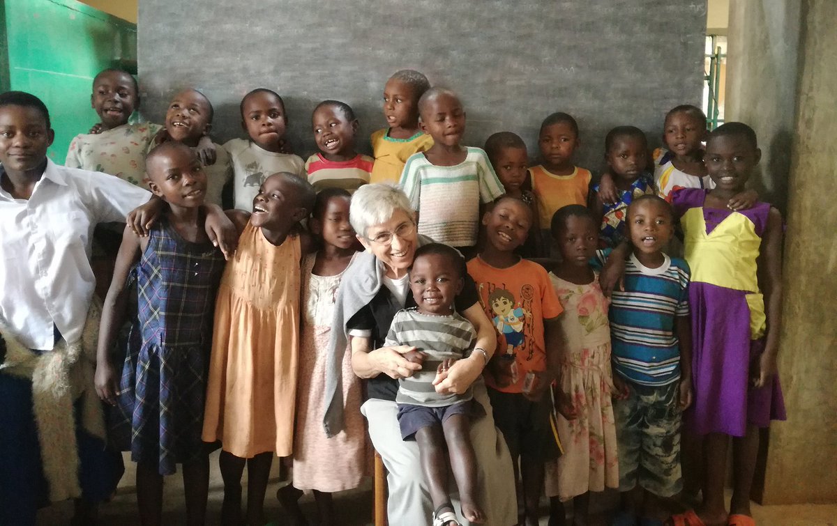 helpcodeitalia's tweet photo. Da oltre 40 anni Natalina vive in #RDCongo accanto alle #bambine e i #bambini ai margini della società. Giovedi #24maggio sarà #Genova per raccontarci la sua esperienza - Registrati subito >
https://t.co/2O8ZCKHtEm #GenovaEventi #eventi https://t.co/5cikSBFRmX
