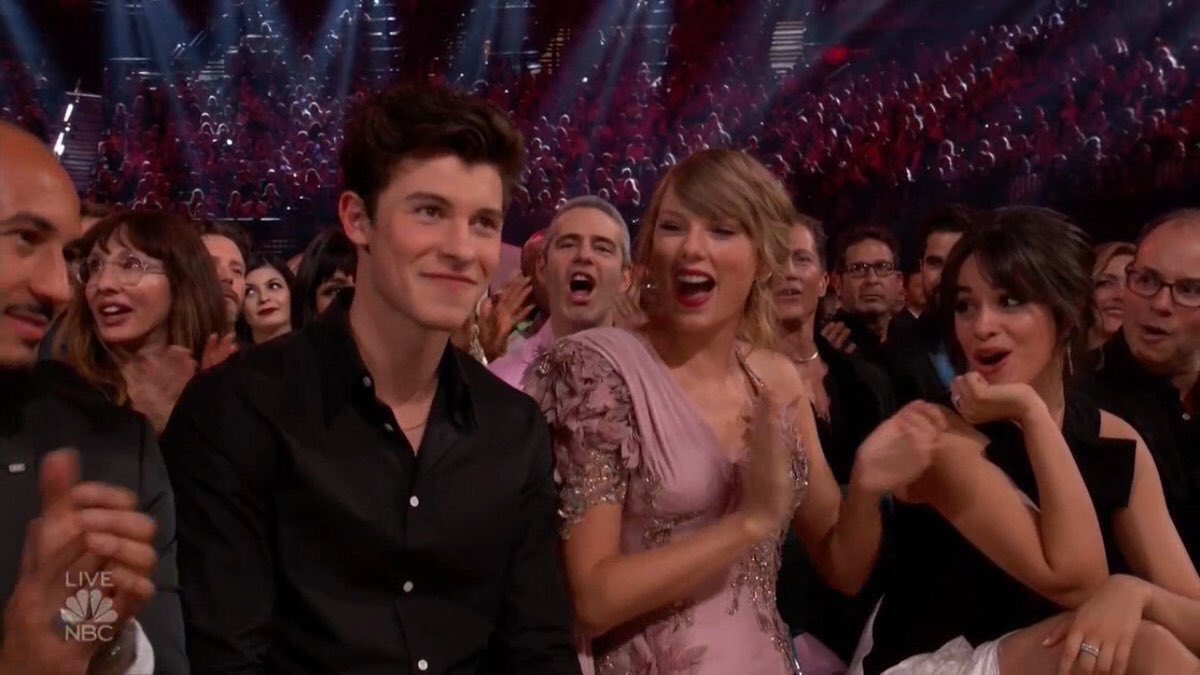 TeamShawnMende's tweet photo. LOOK HOW THEY TURNED TO HIM WHEN KELLY STARTED SINGING TNHMB LMAOO #BBMAs https://t.co/XQOEmOmeby