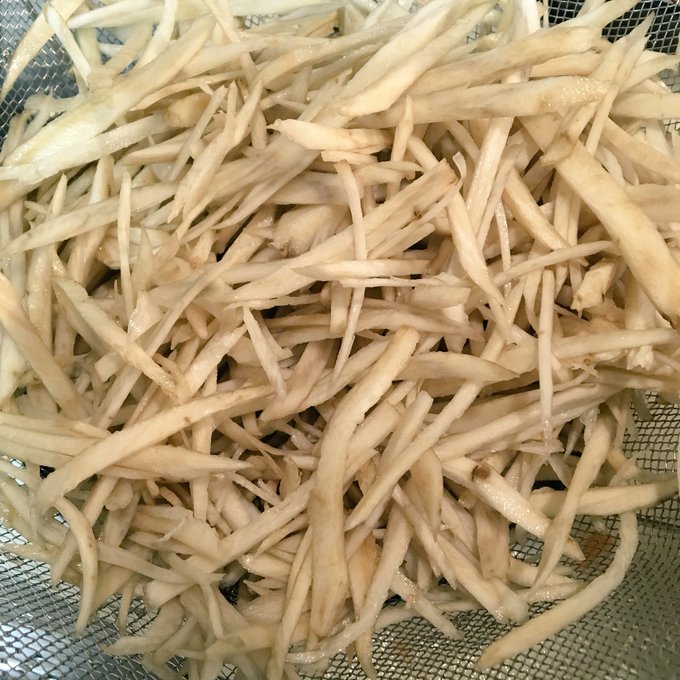 ごぼうが赤い ピンク色でも食べられる 変色する理由や保存方法を解説 お食事ウェブマガジン グルメノート