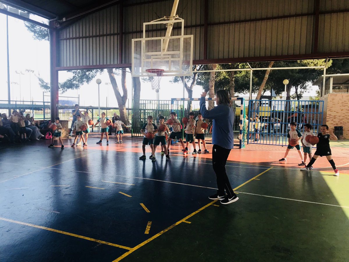 XtraEscolares's tweet photo. ¡Jornada de Tecnificación con @MFerragutC! 
Nuestros alumnos de 1º, 2º y 3º de #Primaria tuvieron un entrenamiento especial, el pasado viernes, con nuestra coordinadora de la #AcademiaDelBaloncesto https://t.co/tKQxNpaDMq