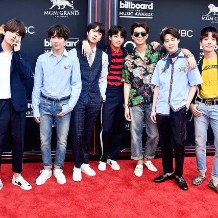 culturegrp's tweet image. Guess who loves #BTS?

Taylor Swift poses with BTS at the #BBMAs 

Photos from Taylor Swift IG and Frazer Harrison