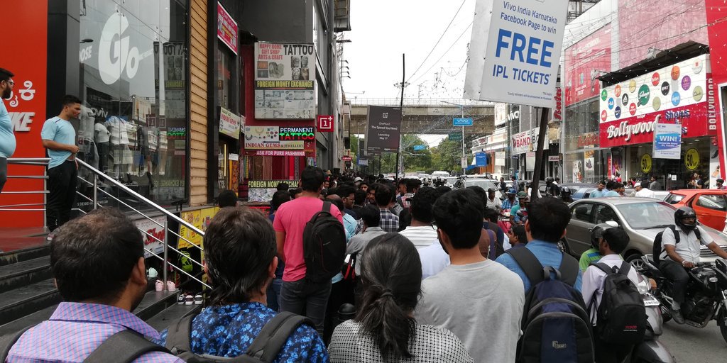 AbhiOffl's tweet photo. Standing In A Que at MG Road Bengaluru OnePlus Outlet #Excited To Get #OnePlus6 #OnePlusPrimeSale @oneplus @OnePlus_IN https://t.co/xeyR65ErtY