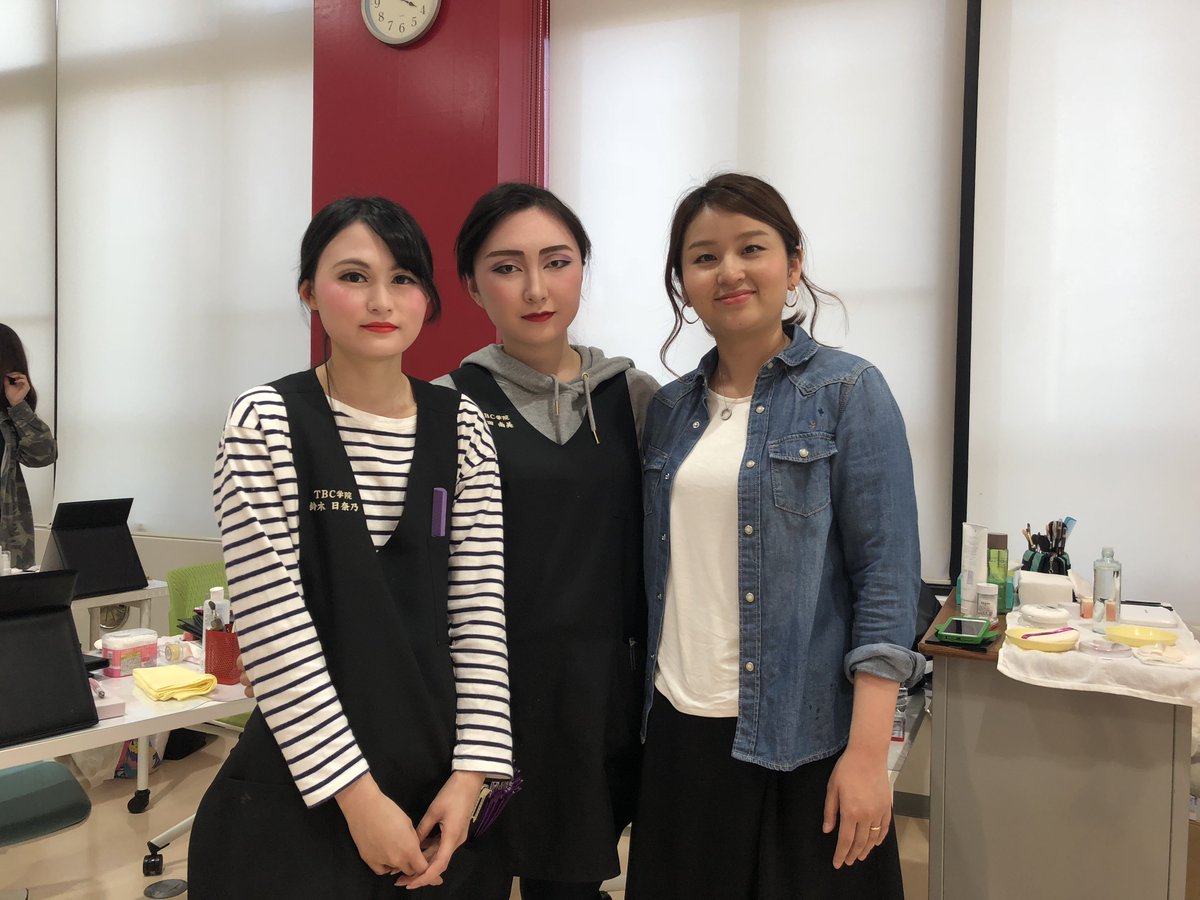 Tbc学院宇都宮二荒校 国際ファッションビューティ専門学校です 今日のメイク ネイル学科2年生のメイク実習は舞台メイク 講座 老舗化粧品メーカー三善メイクアップ研究所 チーフの山本先生に来ていただきました そして宝塚舞台メイクをやりましたよ