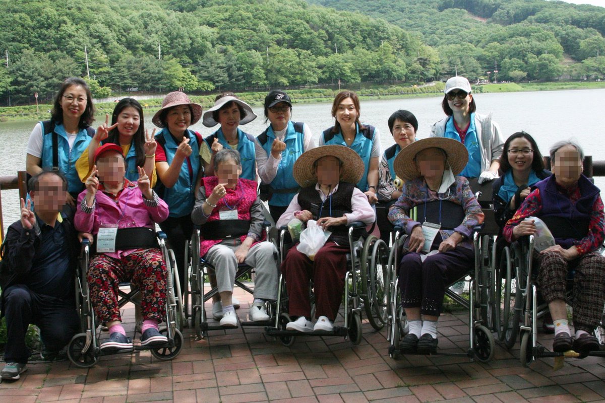 #성남시 #노인보건센터는 외출의 기회가 적은 입소어르신들을 모시고 율동공원 외부나들이를 다녀왔습니다. 외부 활동을 통해 계절 변화도 느껴보고 일상의 무료함과 스트레스가 해소되는 좋은 시간이었습니다. ^^