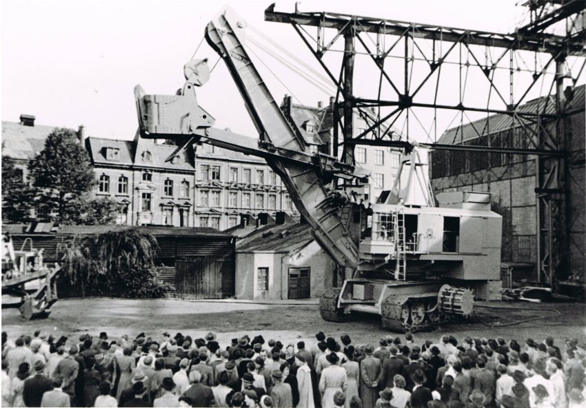 Vor fast 20 Jahren, im Juli 1998 wurde der #Menckbagger als "Menckmal" #AmBornEckeNöltingstraße aufgestellt. schon in den 1950er Jahren gab es Vorführungen. #FotoStadtteilarchOttensen Sammlung Cordes.
