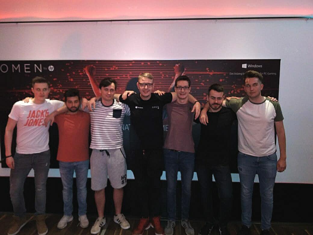 FatGingersGG's tweet image. Hier noch ein unscharfes pic mit ein paar extrem scharfen league spielern 😎