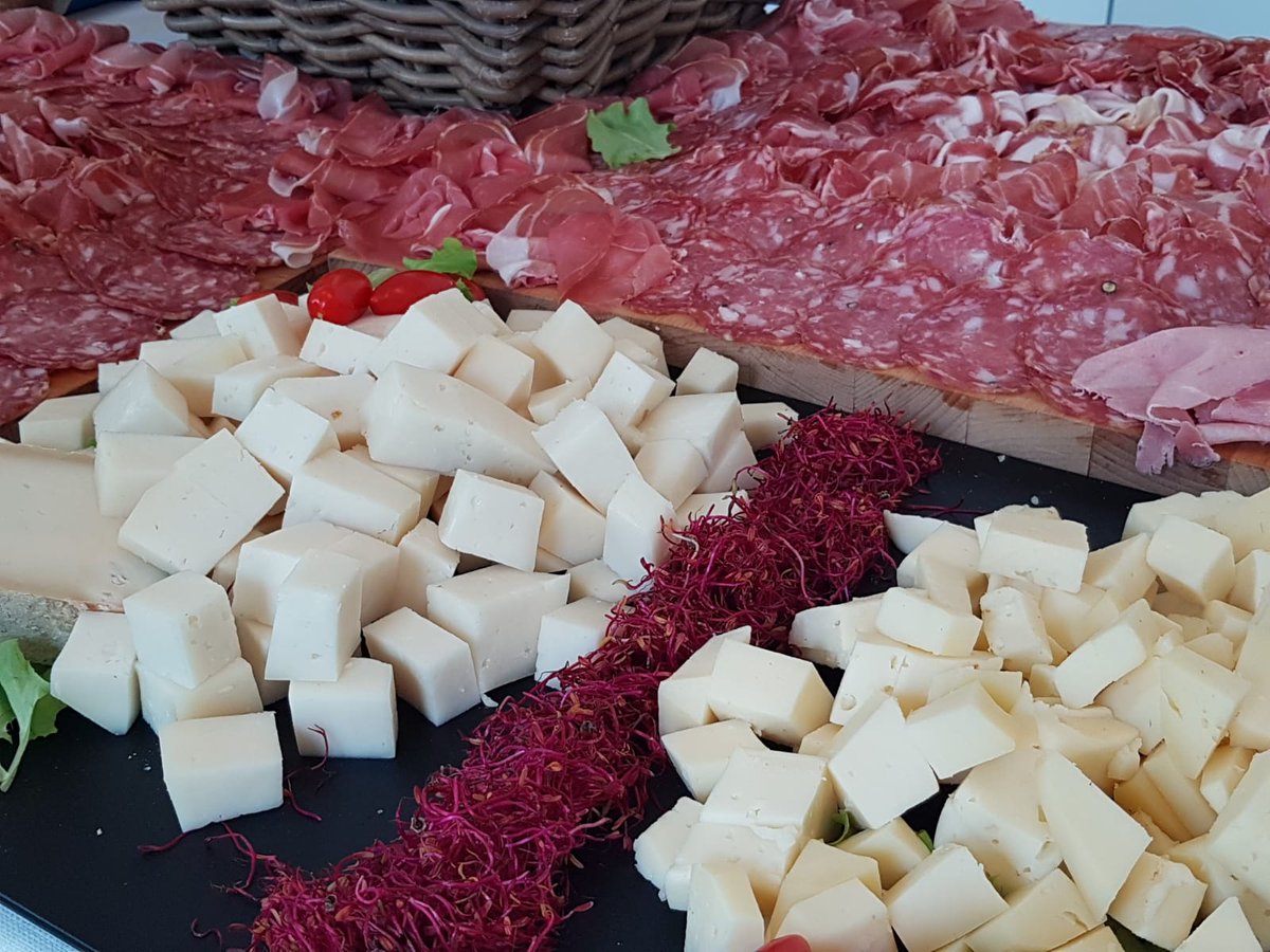microsoftitalia's tweet photo. #GreenPride volge al termine e noi in #MicrosoftHouse ci prepariamo a gustare prodotti di stagione e a km0 offerti da Coldiretti Lombardia e vini offerti dall'Azienda Agricola Orneta. https://t.co/LUeWGWsuse