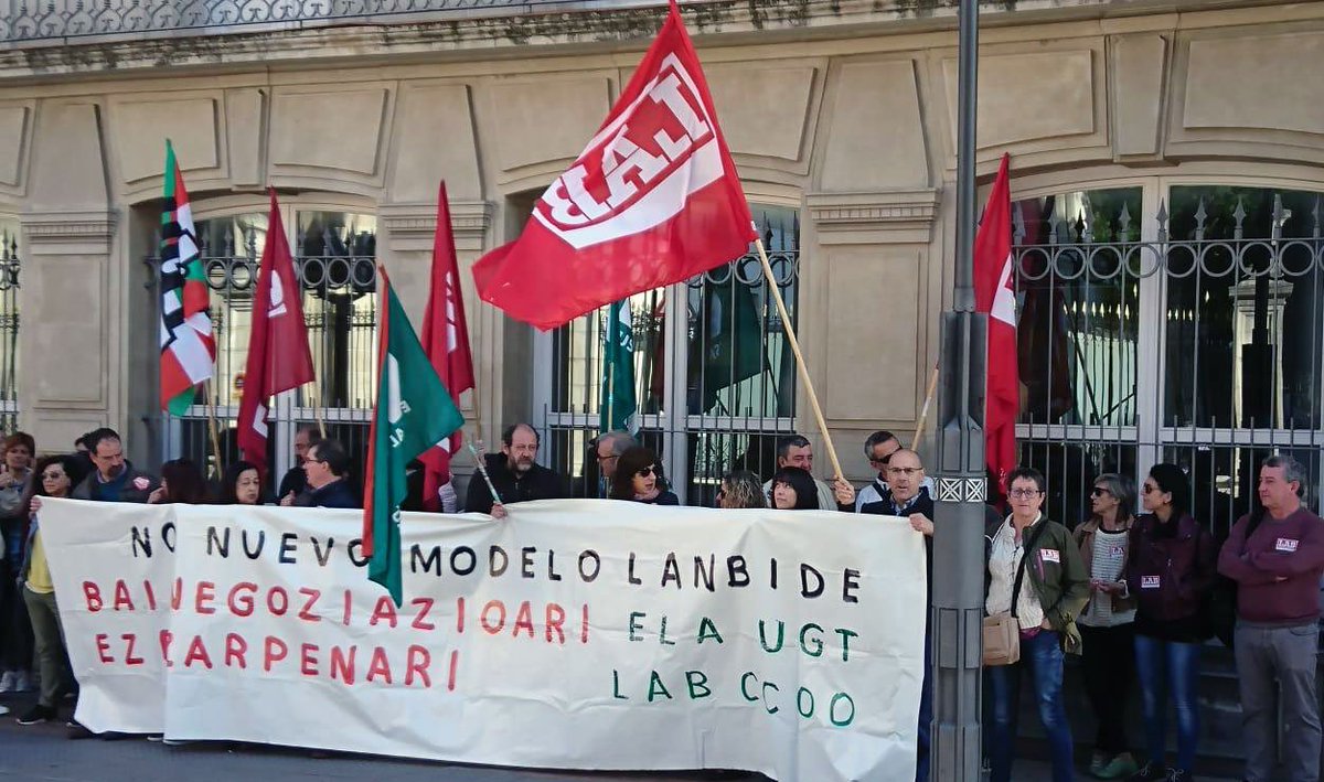 LABsindikatua's tweet image. Lanbideko langileek Parlamentura eraman dituzte euren eskaerak dlvr.it/QTZ11Z