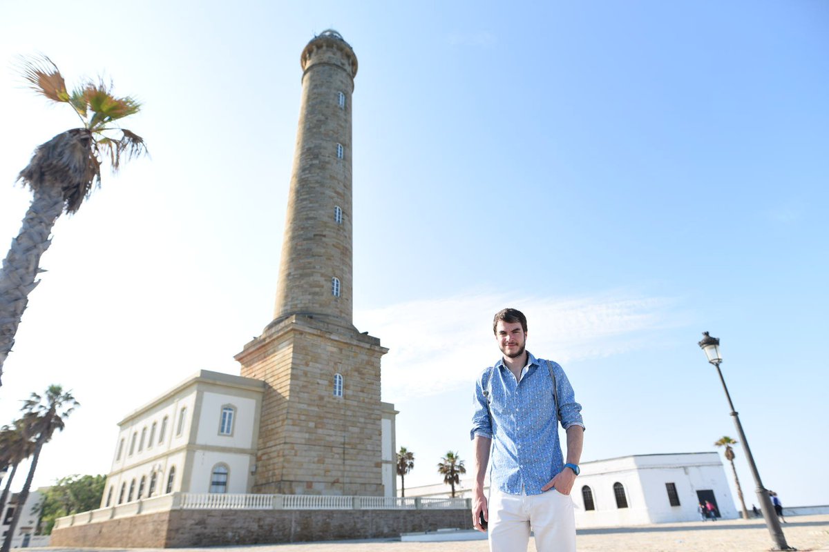 Nada_Incluido's tweet photo. Redondo último día en #ChiponaNatural. Ayer subimos al faro más alto de España y visitamos una bodega de moscatel. Todo maridado con una comida de diez 😋🏖️. ¡Chipiona mola! https://t.co/5z5QhM58mM