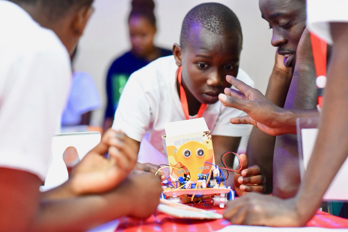 Funguo_Tz's tweet photo. At @costechTANZANIA, students learning to present self-devised solutions to social or environmental issues focusing on #SDGs #IW2018 #designerthon #FunHack #InnovationTZ @JengaHub @UKinTanzania @PalladiumImpact https://t.co/YbubBcORl4