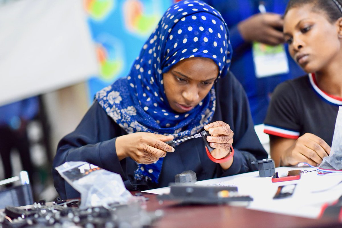 Funguo_Tz's tweet photo. At @costechTANZANIA, students learning to present self-devised solutions to social or environmental issues focusing on #SDGs #IW2018 #designerthon #FunHack #InnovationTZ @JengaHub @UKinTanzania @PalladiumImpact https://t.co/YbubBcORl4