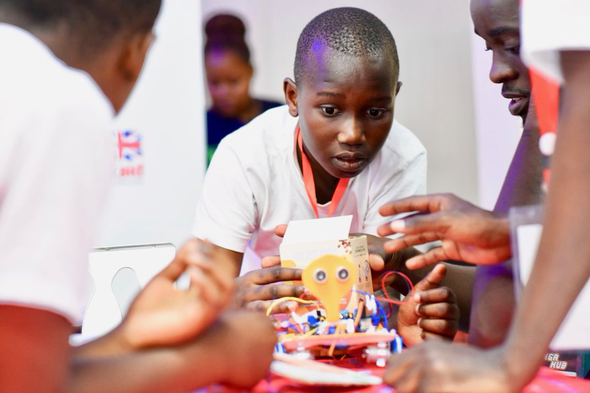 Funguo_Tz's tweet photo. At @costechTANZANIA, students learning to present self-devised solutions to social or environmental issues focusing on #SDGs #IW2018 #designerthon #FunHack #InnovationTZ @JengaHub @UKinTanzania @PalladiumImpact https://t.co/YbubBcORl4