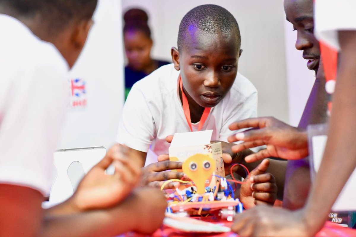 At @costechTANZANIA, students learning to present self-devised solutions to  social or environmental issues focusing on #SDGs #IW2018 #designerthon #FunHack #InnovationTZ @JengaHub @UKinTanzania @PalladiumImpact