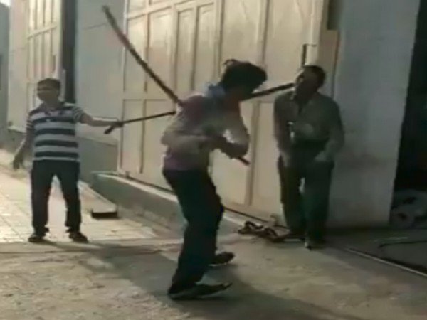 WebduniaTelugu's tweet image. #DalitMan దళితుడిపై ఇంత దారుణమా?.. తాళ్లకు కట్టేసి.. ఇనుప రాడ్లతోనే కొట్టి చంపేశారు..? #FactoryWorkers #Gujarat #Video #Viral #MukeshSavjiVaniya #socialmedia goo.gl/5ZhWir