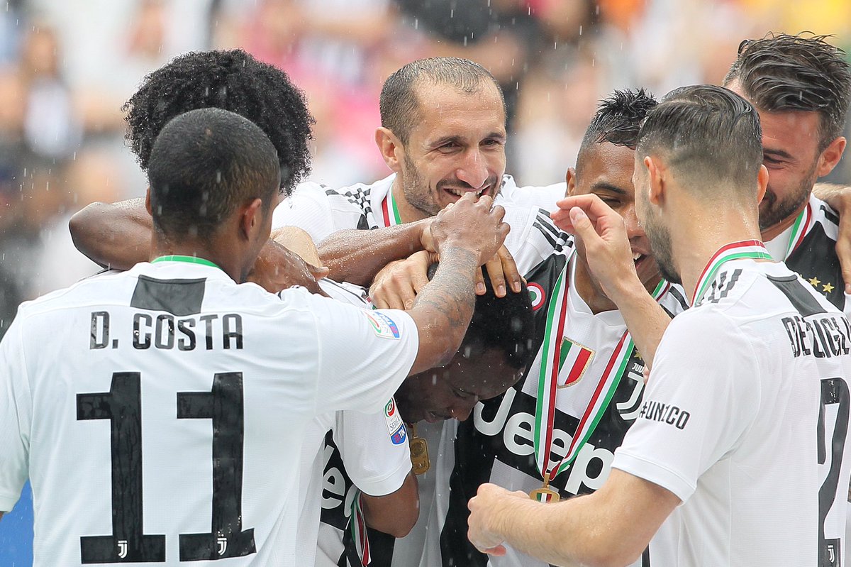chiellini's tweet photo. Buon inizio di settimana Campioni d'Italia 🇮🇹🏆 https://t.co/IYikvGKaHL