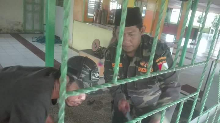 RaniBoeginez's tweet photo. Banser Jaman Now.. 
bersih mesjid.. https://t.co/Gren9Zj57M