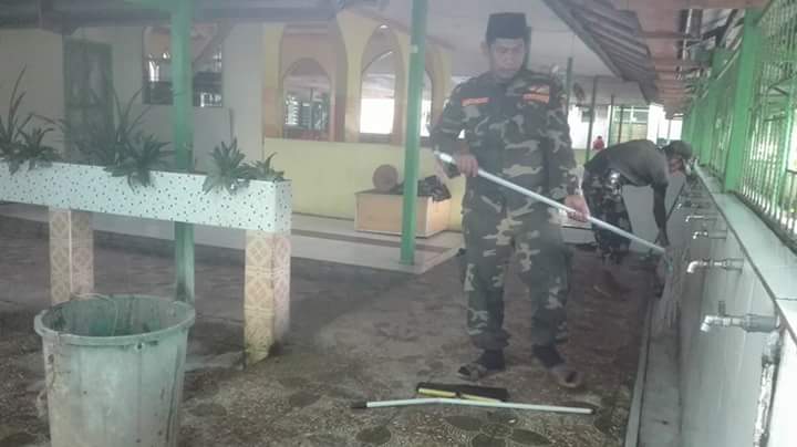 RaniBoeginez's tweet photo. Banser Jaman Now.. 
bersih mesjid.. https://t.co/Gren9Zj57M