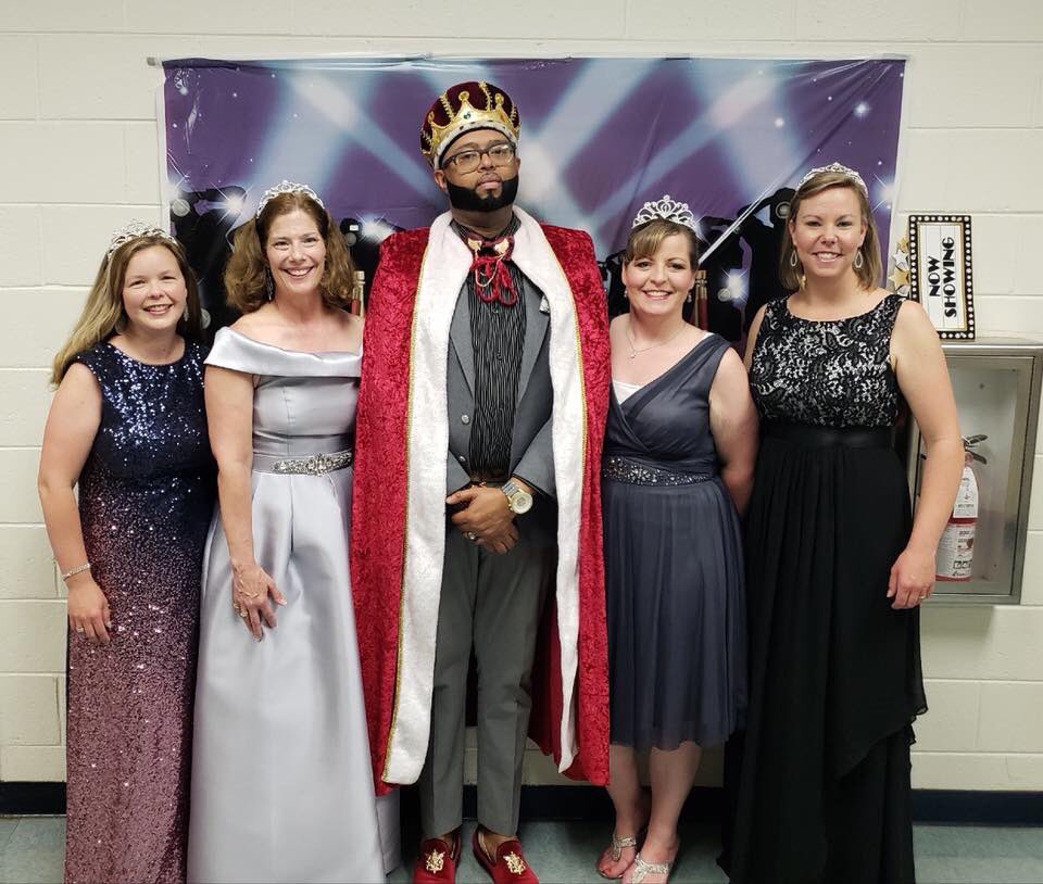 ACES Royalty!  They not only teach our littlest littles how to read, they also instill a love of school and learning. #WordWallBall. #kindergarten <a href="/ReasonerCynthia/">Cynthia Reasoner, Ed.D.</a> #awesomeACES