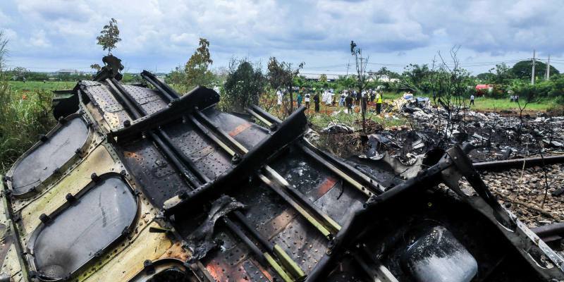 Authorities collect evidence of air disaster in Havana.