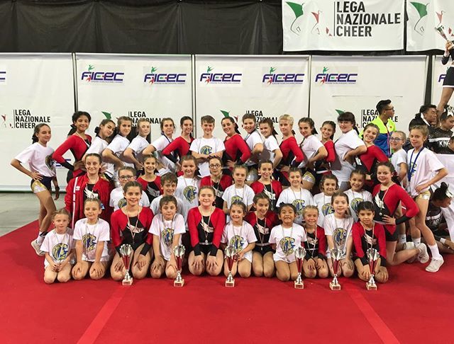 VoiceEllie's tweet photo. I NOSTRI CHEERLEADERS D’ORO! 
Le emozioni che ci state regalando non sono descrivibili a parole, i vostri cuori grandi pronti all’amicizia, al supporto e all’amore sono davvero disarmanti. @annalisa_ruffo @giulia.accettini ed io non potremmo essere più o… https://t.co/PM1wExvipU https://t.co/m9XguTRz49