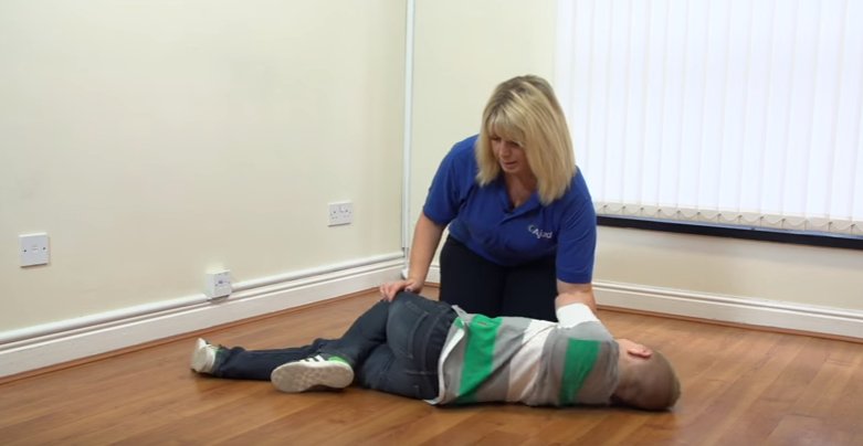 Ajuda_Training's tweet photo. Learning basic #FirstAid skills such as how to put someone in the recovery position can save a life in an emergency situation. To book training, please contact admin@ajuda.org.uk or call 029 2057 6883. https://t.co/AMlczJArJ9