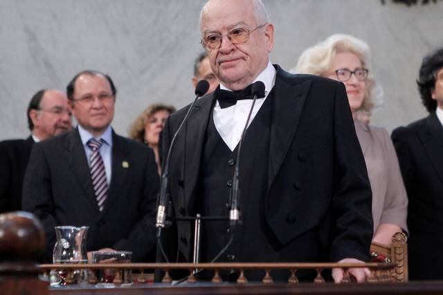 Enhorabuena al Catedrático de Estudios Arabes de la <a href="/unizar/">Universidad Zaragoza</a> D.Federico Corriente, nuevo académico de la RAE. Orgullo de que la presencia aragonesa sea siempre tan importante en la Academia, como lo es Aragón para la lengua española, que incluye no menos de mil aragonesismos