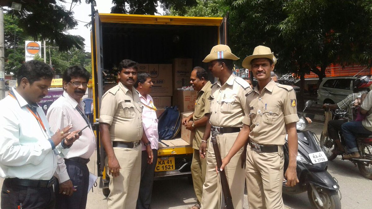 DCPWestBCP's tweet photo. ದಿನಾಂಕ:28.05.2018 ರಂದು ನಡೆಯುವ #ರಾಜರಾಜೇಶ್ವರಿನಗರ ವಿಧಾನಸಭಾ ಕ್ಷೇತ್ರದ ಚುನಾವಣೆಯ ಹಿನ್ನಲೆಯಲ್ಲಿ ಪೊಲೀಸರು ಚುನಾವಣಾಧಿಕಾರಿಗಳೊಂದಿಗೆ ಚೇಕ್.ಪೋಸ್ಟ್ ಗಳಲ್ಲಿ ತೀವ್ರ ತಪಾಸಣೆ ಮುಂದುವರೆಸಿರುತ್ತಾರೆ
|#KarnatakaElections2018 |#PoliceWithElectionOfficials |#CheckPost |#RajarajeshwarinagarElection|@BlrCityPolice https://t.co/weCjRAckLw