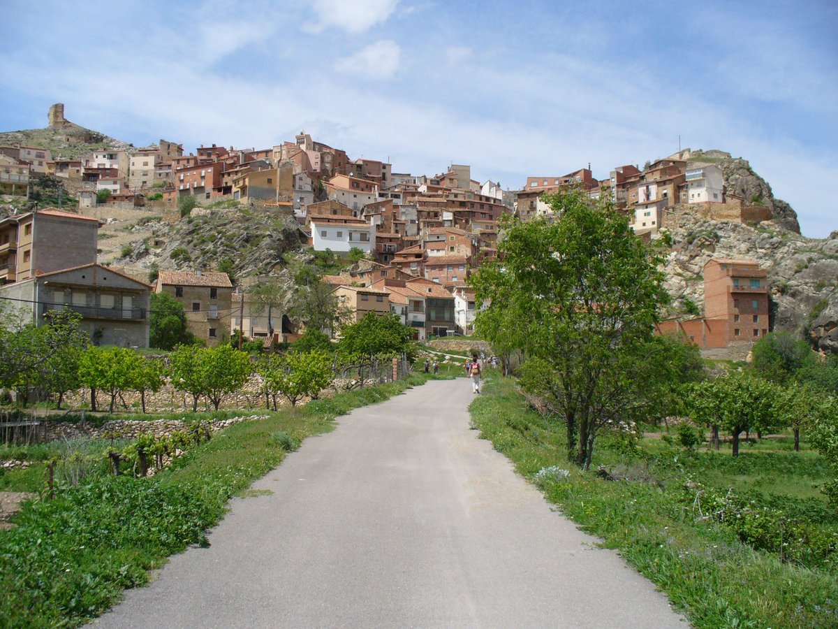 Revive_ES's tweet photo. Vivir en un pueblo, no es peor que vivir en una ciudad. Simplemente, es diferente. Incluso puede llegar a ser mejor😄 #revive #despoblación #futuro #oportunidades #castielfabib #rincóndeademuz https://t.co/tEETNm3jzP