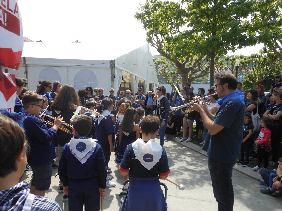 itsosopetekue's tweet image. Eskerrik asko Jose Antonio Egia Musika Eskolako musikari guztiei zuen atxikimendua erakusteagaitik. #Bermeo-ko musikariek #Euskaraldia-rekin bat egin dute aurtengo #Arrain Azoka-n.