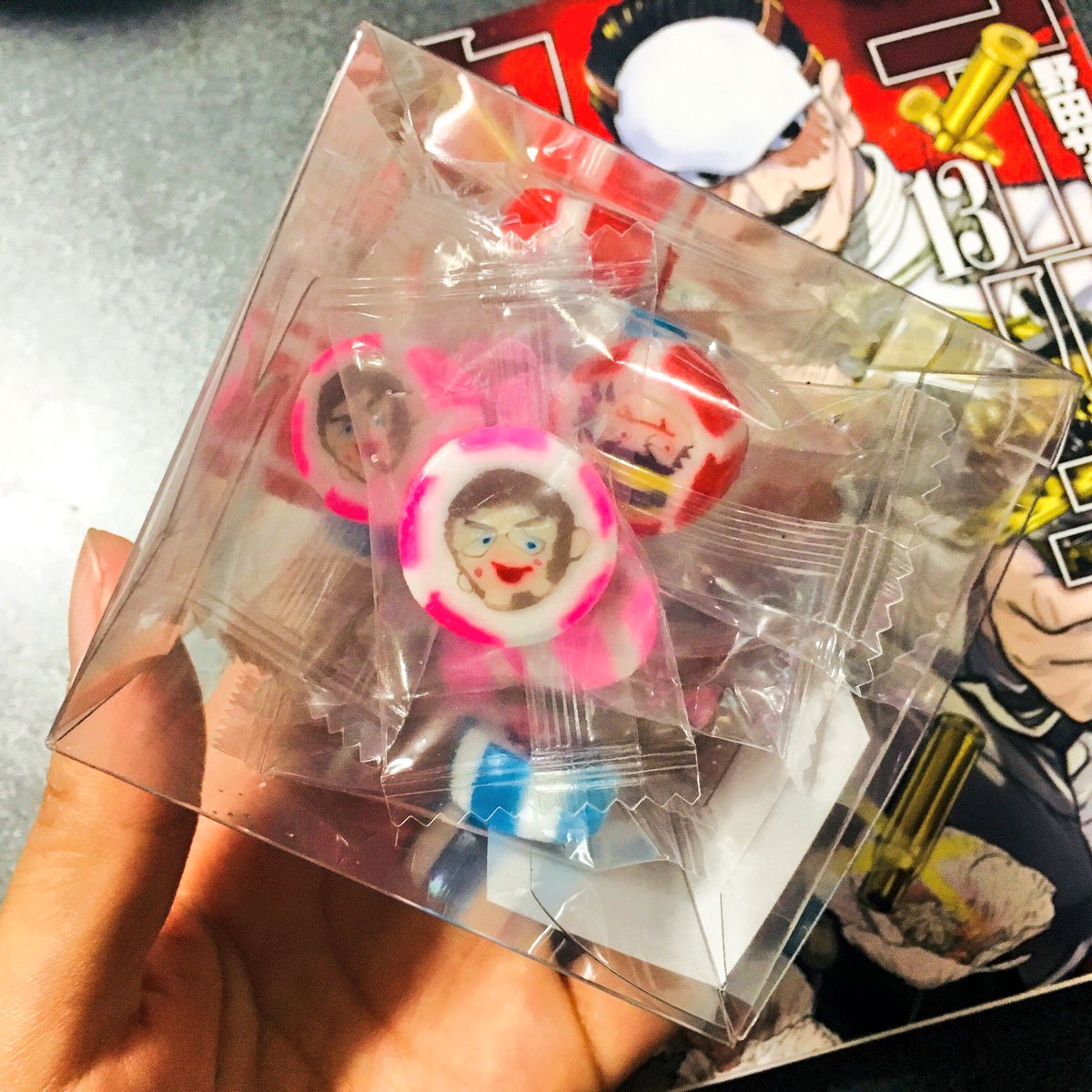 ゴールデンカムイショップ、アメちゃん白石がブサカワすぎて買うてもた。パネルで共演できてよかったね兼定！とおもてたら新刊読んでうっかり泣きそうになってしまったわねぇ 