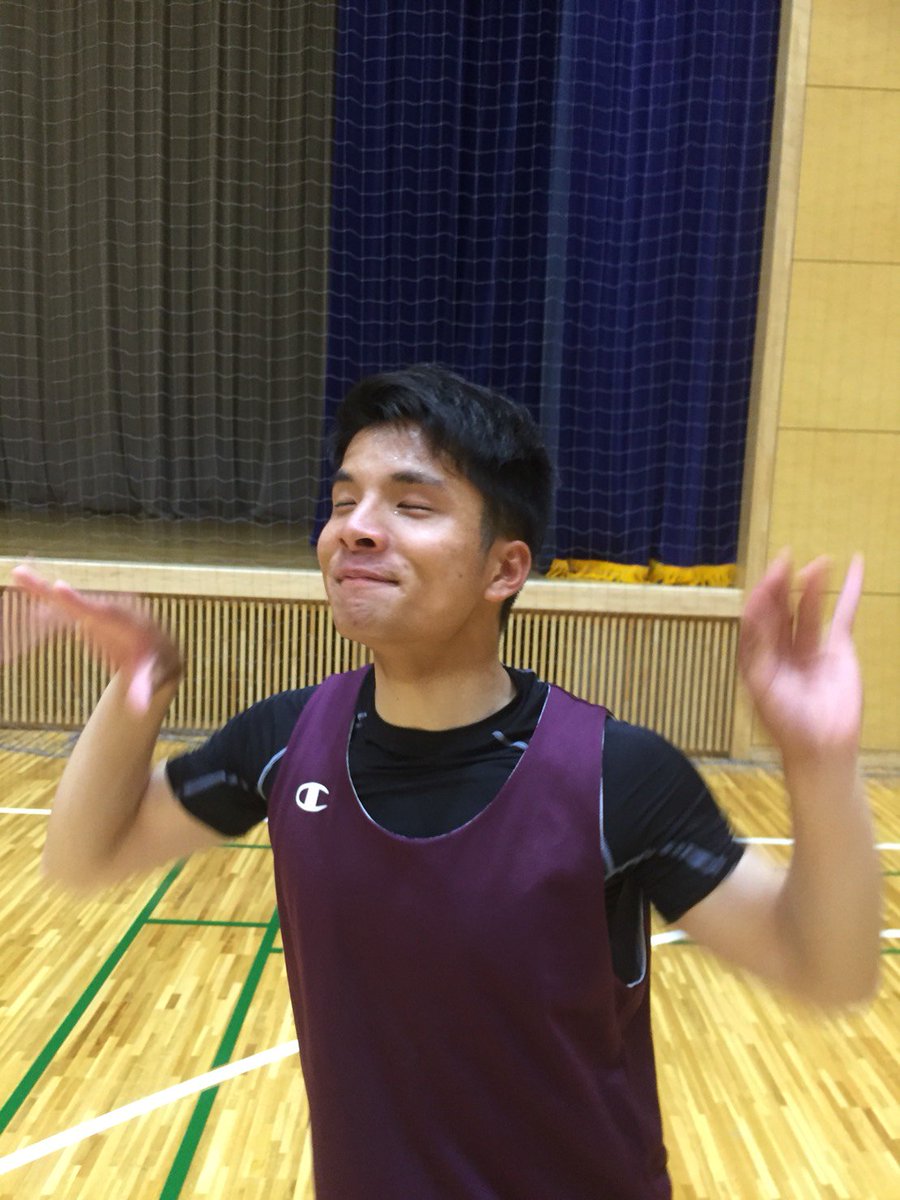 hsubskclub's tweet photo. 【#77　3年　堀之内大介】　
通称　"空飛ぶ冷蔵庫"
ポジション　センター

身長は割に低いがフィジカルがとんでもなく強く、走り、飛ぶ。そんな彼のプレースタイルと底知れない彼の食生活から"空飛ぶ冷蔵庫"という異名を持つ。
「今日写真撮るから」と言ったらこの様である。 https://t.co/vmz0WVpJJK
