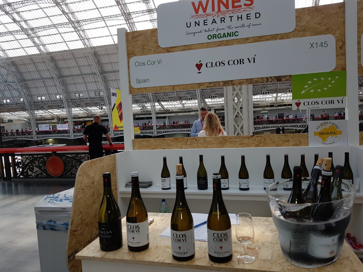 closcorvi's tweet photo. The four wines of #ClosCorVi chilling in the bucket of the #londonwinefair stand X145 The white wines of @VinosDOValencia for the select British market https://t.co/oSEA5Z6V2M