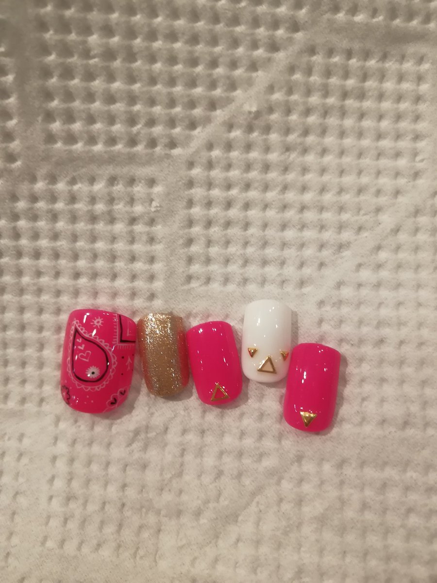 ট ইট র Hisae Nail 夏ネイル 検索して出た好きなやつを作ってみる W ｳﾑ お店の見本に紛れさせて見たけど 怒られるかな 笑 しかも絶対かっこよくまとめたがらない 謎の薬指 笑 ネイル ネイルデザイン 夏ネイル フットネイル 海ネイル バンダナネイル
