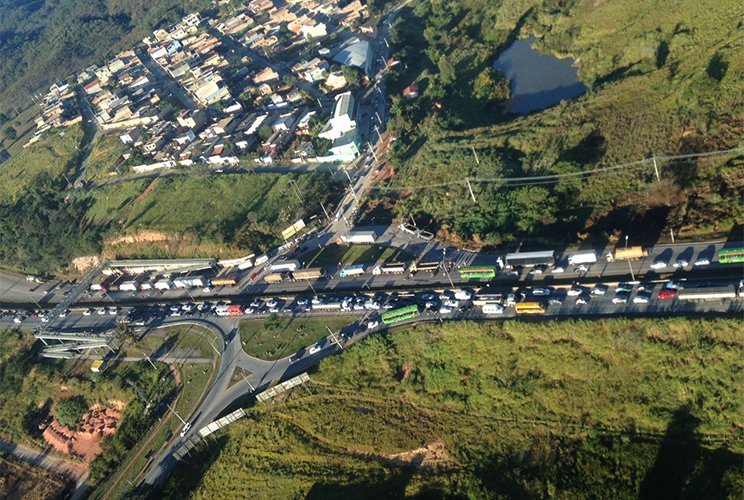 Confira fotos da situação da BR-040, trevo de Ribeirão das Neves, no Bairro Veneza, em razão do protesto dos caminhoneiros. Entenda! 👇olha.ai/a17Gqk