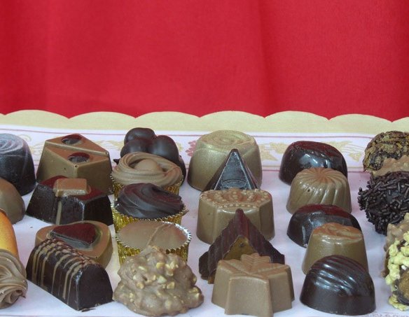 Comienza la semana endulzándote la vida con estos bombones artesanos de Confitería Gil.
Exclusiva selección de deliciosos y cremosos bombones artesanos elaborados con chocolate de excelente calidad y con una presentación inmejorable.😉