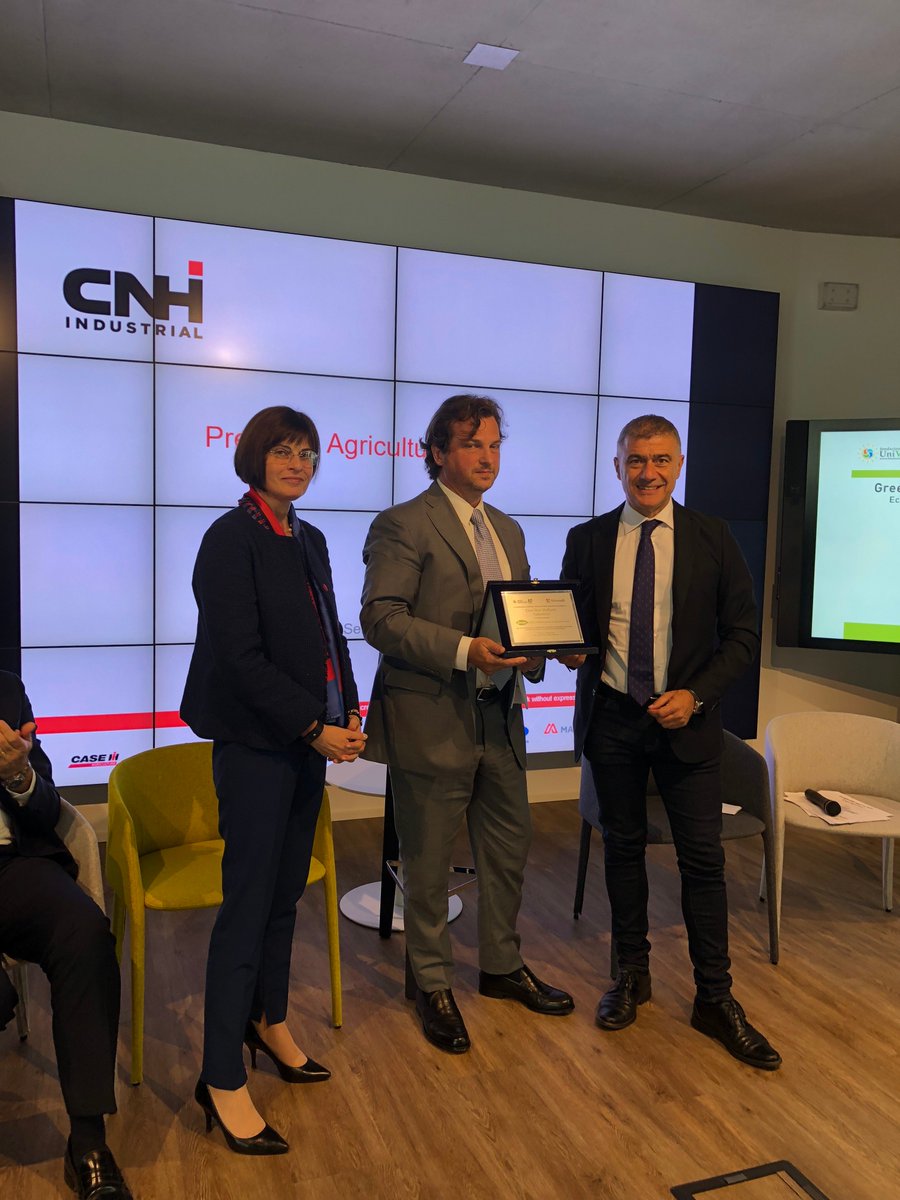 Il 1° #GreenPride dell'Innovazione in Agricoltura 2018 è stato assegnato a CNH Case New Holland. Ritira premio #AntonioMarzia Vice-President of Connected Services di <a href="/CNHIndustrial/">CNH</a>. Consegnano la targa <a href="/PecoraroScanio/">Alfonso Pecoraro Scanio</a> e Simonetta Moreschini <a href="/simonmor09/">Simonetta Moreschini</a> di <a href="/microsoftitalia/">Microsoft Italia</a>