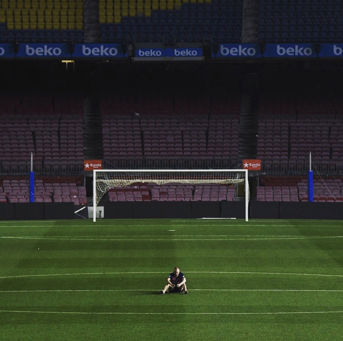giraltpablo's tweet photo. Estas imágenes son increíbles. 
Y no forman parte de una campaña publicitaria. 
Ayer cuando se desagotó el Camp Nou y luego de la ceremonia de despedida; #Iniesta salió al campo de juego solo...
Para pensar y despedirse...
Ese momento para él, para pensar todo lo ha hecho. https://t.co/ZkOAjqGRqS