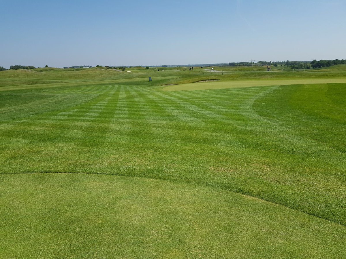 Reyes_golf's tweet photo. Last bunker installed with @CapConGolf by the @NG_AirFibr guys. Practice area ready to go! #RyderCup2018 @legolfnational @RyderCupEurope https://t.co/4Z4GiPD0hX