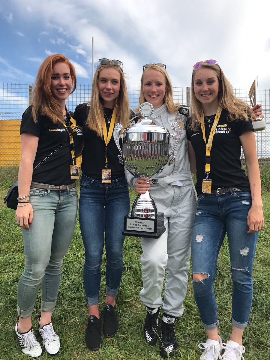 teamessent_'s tweet photo. Ze kan niet alleen hard schaatsen, maar ook hard racen! Olympisch kampioene @Carlijn_A wint op Zandvoort de Ladies GT-wedstrijd tijdens de @JumboSupermarkt Racedagen!
👍👍🏎🏎💪💪

Foto’s: @SteefUpdate https://t.co/4oJ2o4NFua